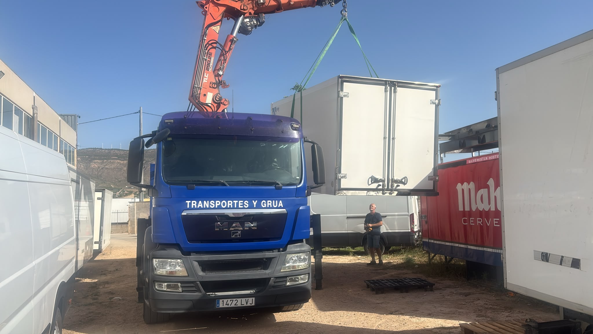 Transporte de caja isotérmica mediante camión grúa IBEROTRUCKS