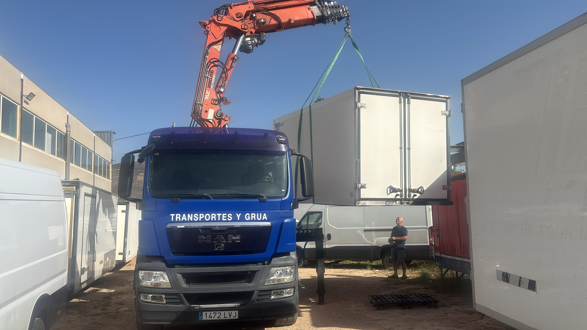 Servicio de transporte y manipulación de cajas isotérmicas IBEROTRUCKS