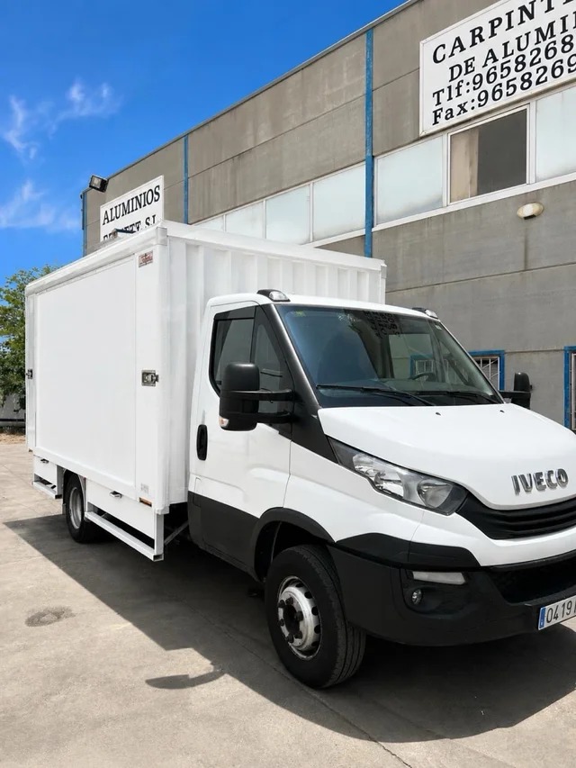 IVECO Daily Botellero Tautliner